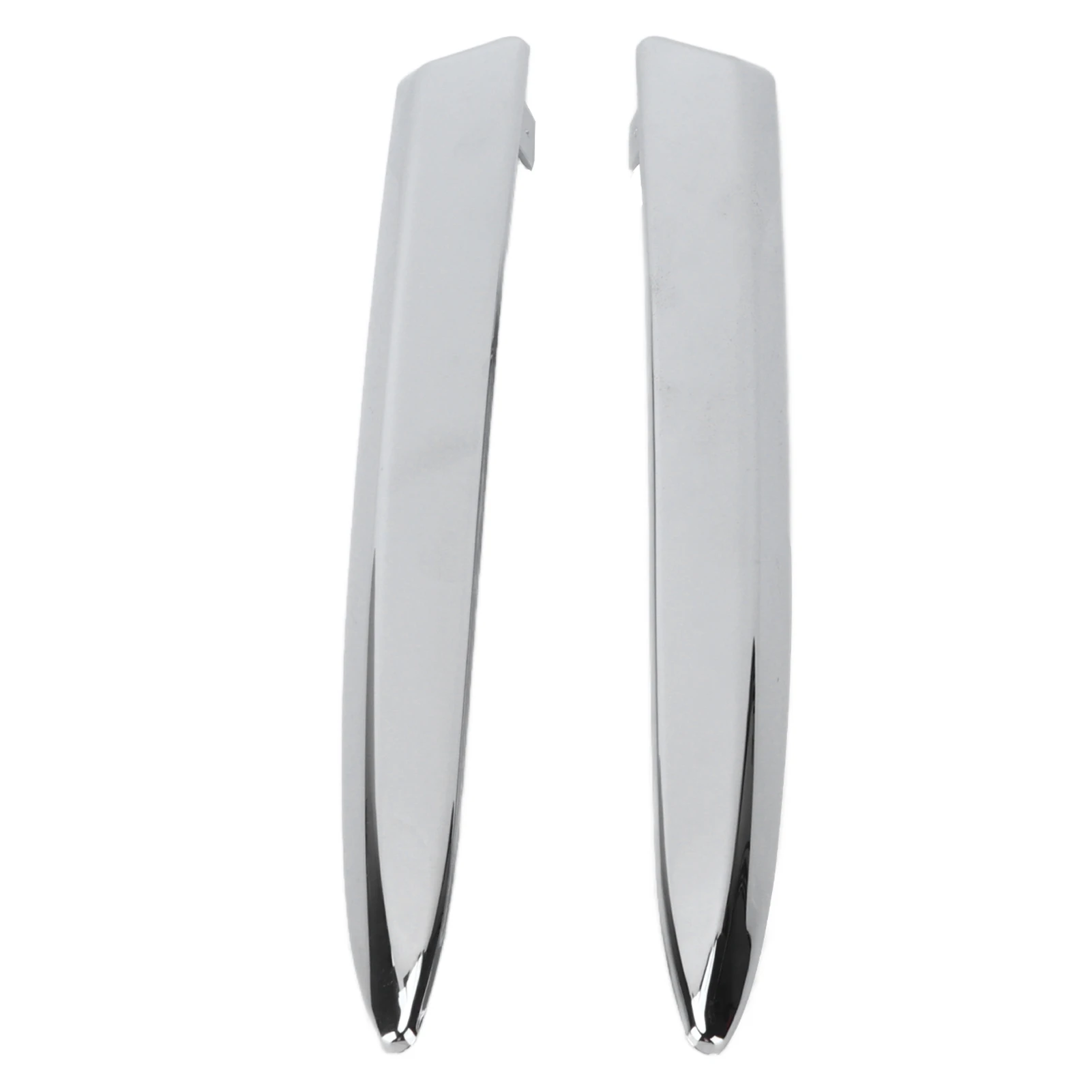 حافة من الكروم العلوي الأمامي للسيارة ، قطع غيار السيارة الخارجية ، صقل السيارة ، استبدال مصد من الكروم من من من من الداخل ،