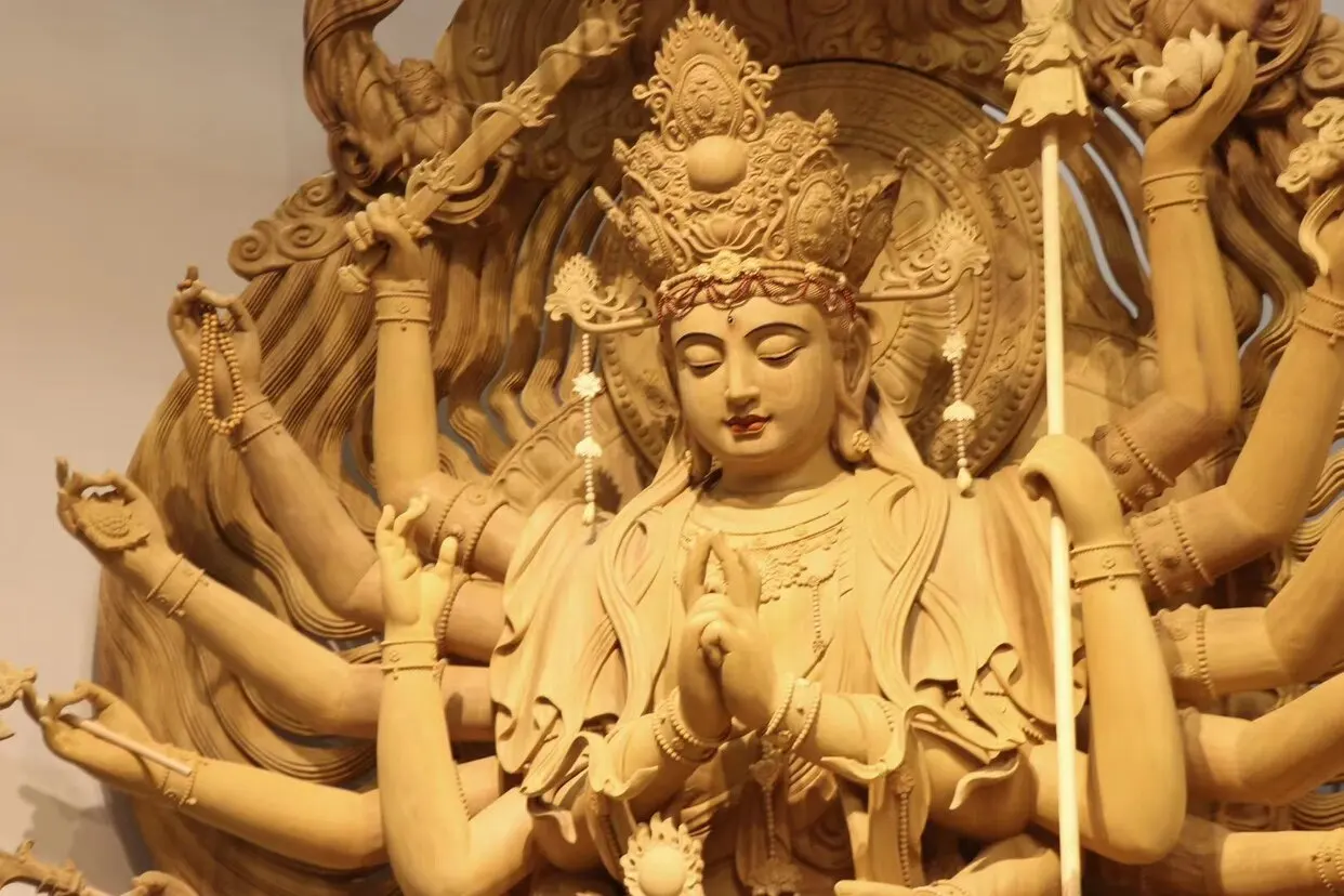 Cz large teak hand-carved wooden carving of the thousand-hand avalokitesvara bodhisattva statue, a temple dedicated