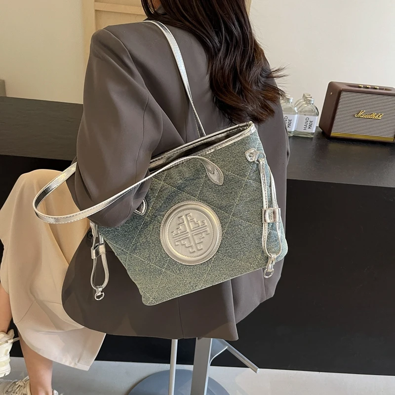Denim bag for women with large capacity, 2024 new summer casual shoulder diamond plaid bag, class commuting tote bag
