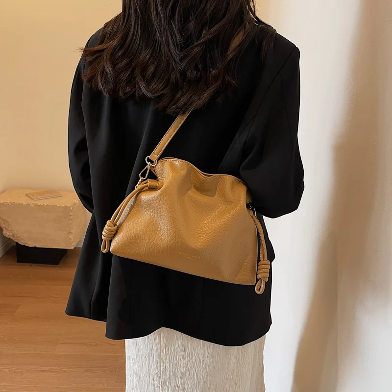 ML Retro Fashion Small Bag Female 2024 New Fold Cloud Bag Niche Texture Crossbody Bucket Bag