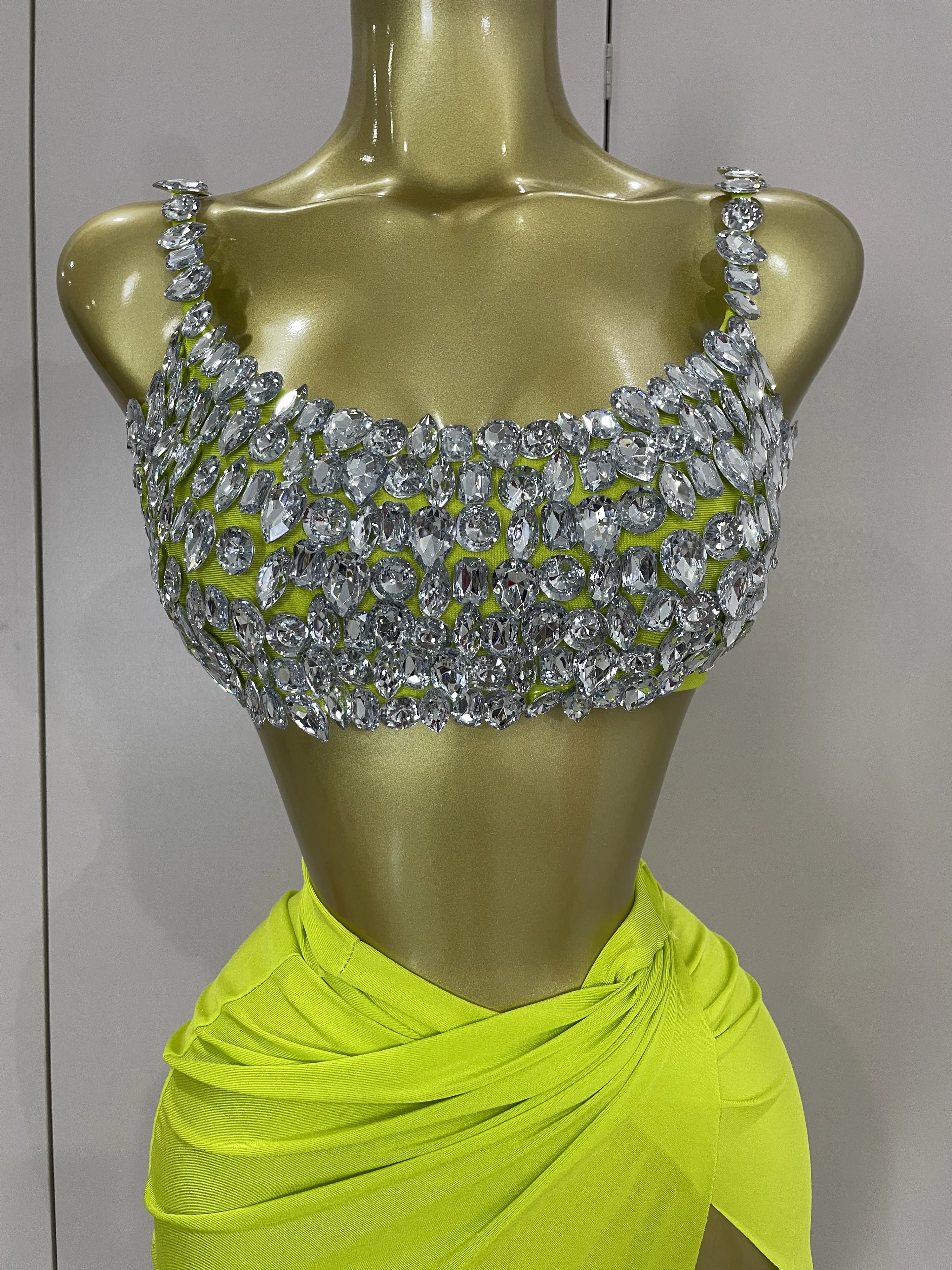 

Сексуальный комплект из двух предметов с блестящими кристаллами и бриллиантами, женский костюм для ночного клуба, певицы, танцовщицы, сценического костюма, вечерние костюмы с юбкой