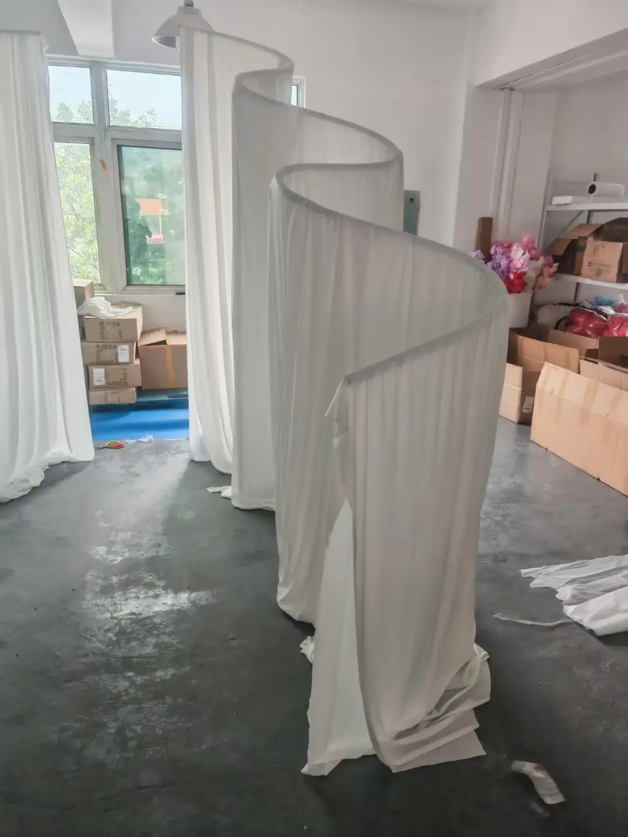 Luxuriöser Wellenförmiger Rahmen für Outdoor-Partys und Events, Dekorativer Bogen-Hintergrundständer, Maßgefertigte Hochzeitsdekoration – Detail 5