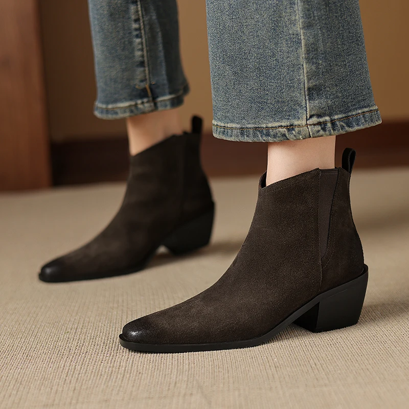 2025 nueva gran oferta de botines occidentales de gamuza de vaca auténtica para mujer, botas cortas con tacones de gatito y punta puntiaguda, botas de caballero vaquero para invierno para mujer