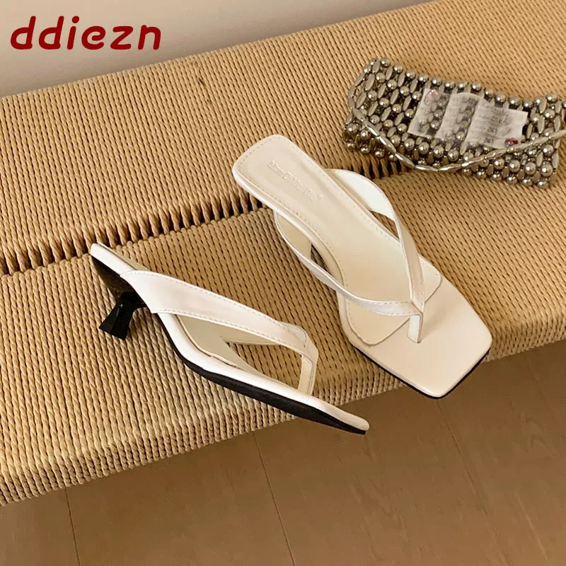 

Новые летние модные шлепанцы с квадратным носком, женские туфли на низком каблуке, пляжные сандалии, женские шлепанцы, женская обувь