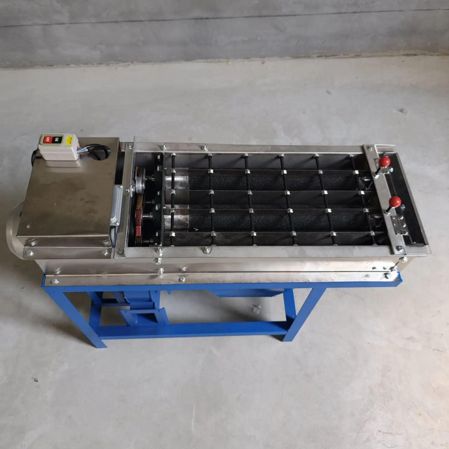 Commercial cooked peanut red clothes peeling machine, small peanut peeling machine, peanut kernel peeling processing dry peeling