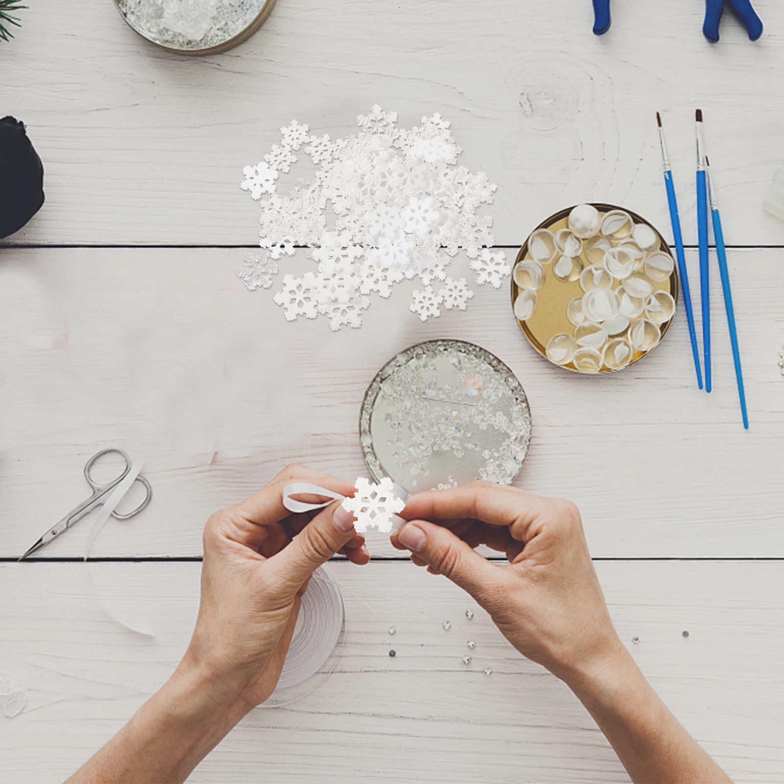 

60Pcs Snowflake Charms DIY Mobile Phone Shell Craft Materials Small Plastic Snowflake Ornaments for DIY Phone Case Jewelry