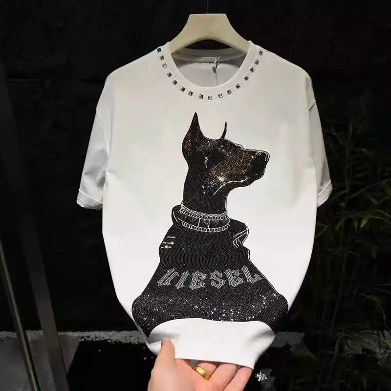 Unisex Dog Print T-shirt 2026 Summer New Stylish Doberman Dog Rivet Rhinestone Loose Crew Neck Short Sleeve T Shirt For Men