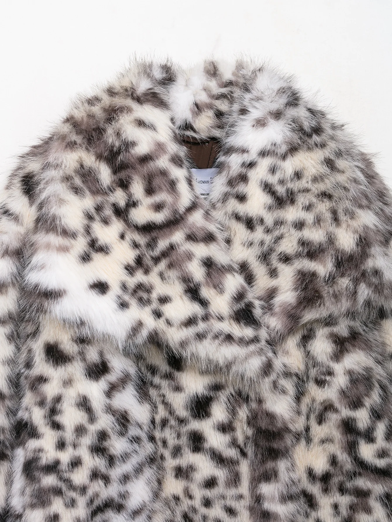 سترات كلاسيكية من الفرو الصناعي على شكل الفهد للنساء بياقة على شكل V وأكمام طويلة معاطف دافئة سميكة موضة خريف وشتاء 2025 ملابس خروج خارجية