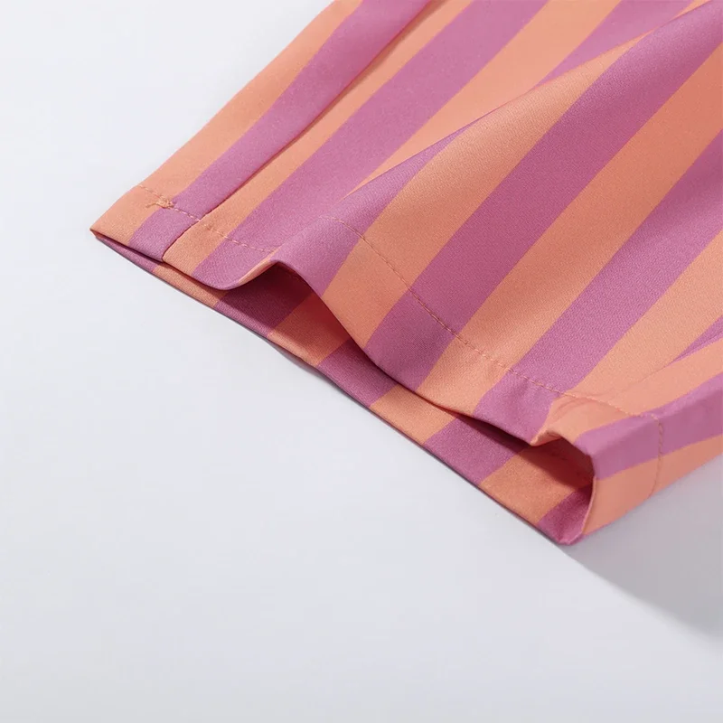Lässiger gestreifter Hosenanzug für Damen: Locker sitzende Jacke mit V-Ausschnitt und langen Ärmeln, hochtaillierte gerade Hose – Sommer-Set 2026 für Damen – Detail 13