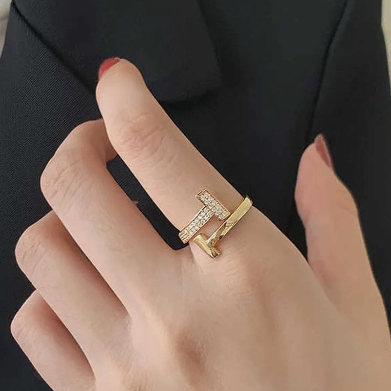 Anel Aberto Feminino Estilo Coreano com Zircônia Incrustada e Letra T, Anel de Dedo Indicador Moderno e Personalizado, Design Único, Anel de Unha e Pulseira