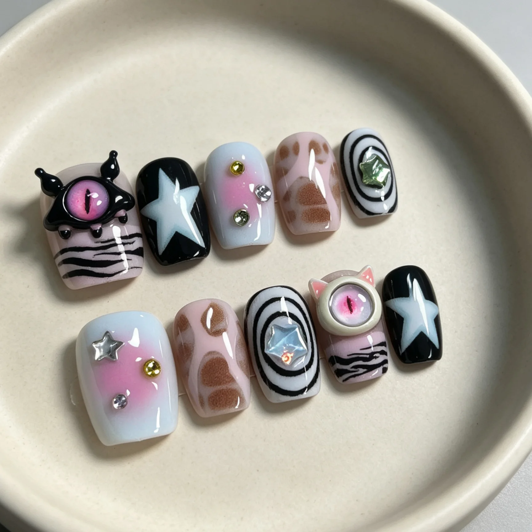 10 Pieces of Hand Pressed Short Square Nails, Beautiful Fake Nails, Funny Big Eyed Monsters Halloween, Suitable for Women to Use