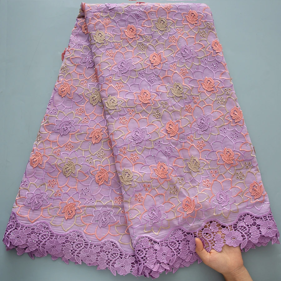 Handwerkliche Schweizer Voile-Spitze – Lavendelfarbenes mehrfarbiges Blumenmuster mit Glitzer, Stickerei im italienischen Stil für Brautkleider S4551