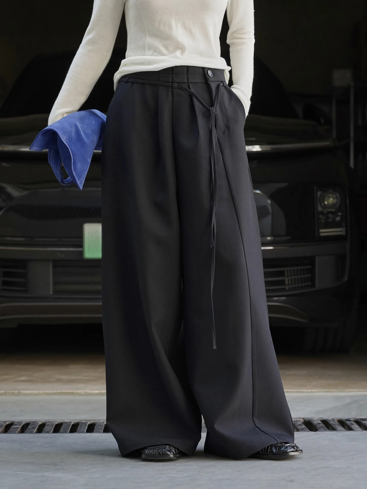 

Осенние новые парижские модные и современные плиссированные брюки с боковой планкой и широкими брюками для женщин.