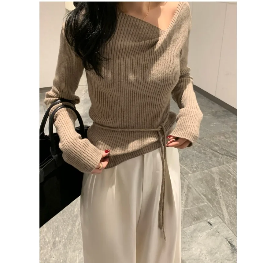 Chic V-Neck Long Sleeve Knitted Sweater Women\'s Slimming Top Autumn Winter Design Sense Belted Fashion Commute Style Pure Color