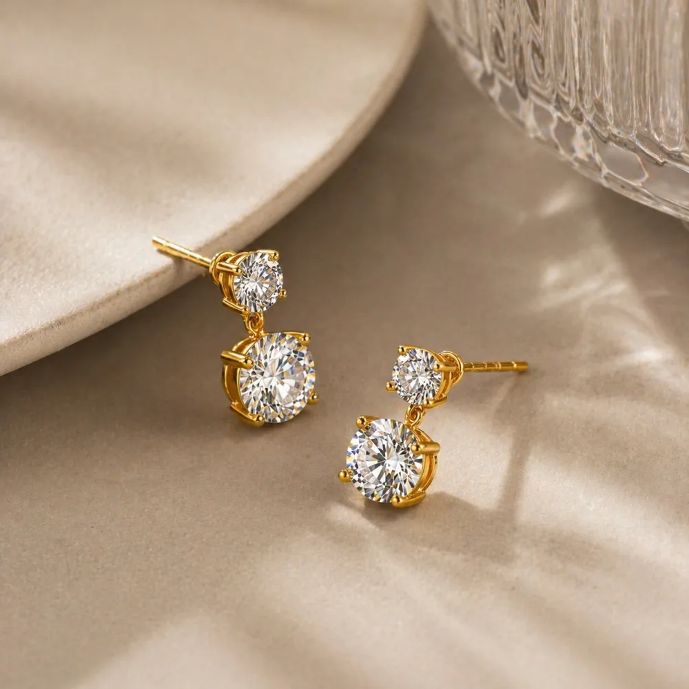Minimalistische, 18 Karat vergoldete Ohrstecker mit zwei verschiedenen Größen und Zirkonia-Steinen für Damen, im angesagten „Ins“-Stil, mit simulierten Diamanten, als Schmuckstück oder Geschenk.