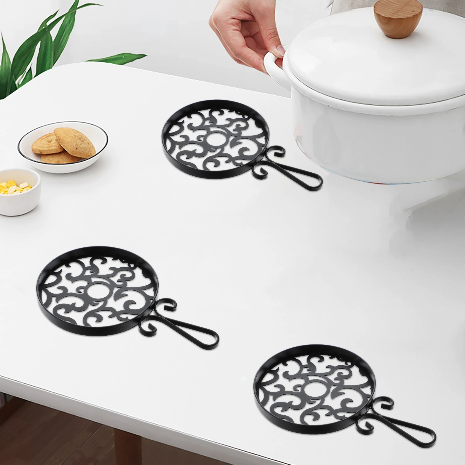 

Durable Iron Placemat Versatile Design Good Heat Insolation Effect Tableware Mat