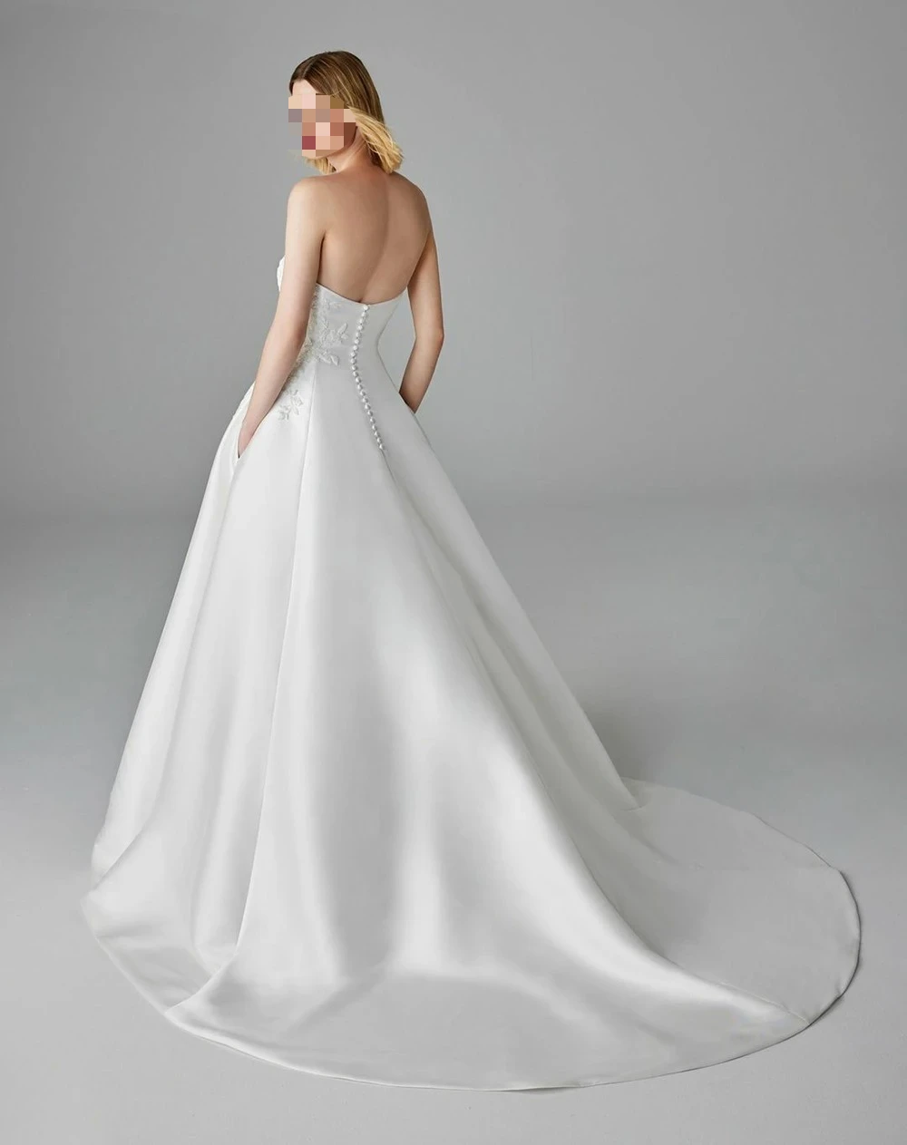 Customized Elegant Satin Wedding Dresses Strapless Lace Appliques A-Line Pleated Backless Bride Prom Dress Graceful Bridal Gowns