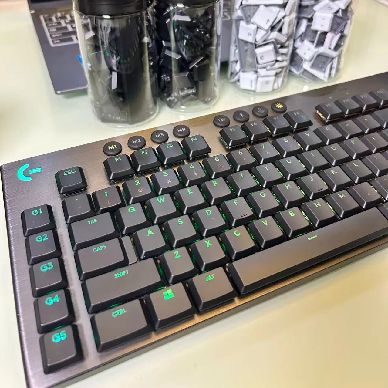 109 translucent keycaps suitable for Logitech G813/G815/G913/G915 TKL RGB mechanical gaming keyboard, black/white