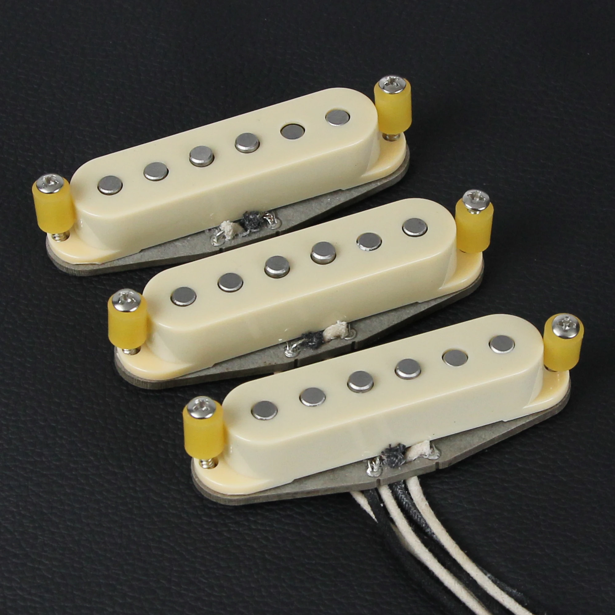 

FLEOR Classic Blues & Rock Tone Vintage SSS Alnico 5 Handwound Single Coil Pickups Set for ST Guitar Part