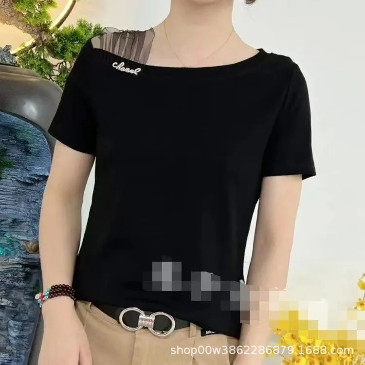 La madre indossa una maglietta slim a maniche corte monospalla con un versatile pullover alla moda Camicia base da donna alla moda