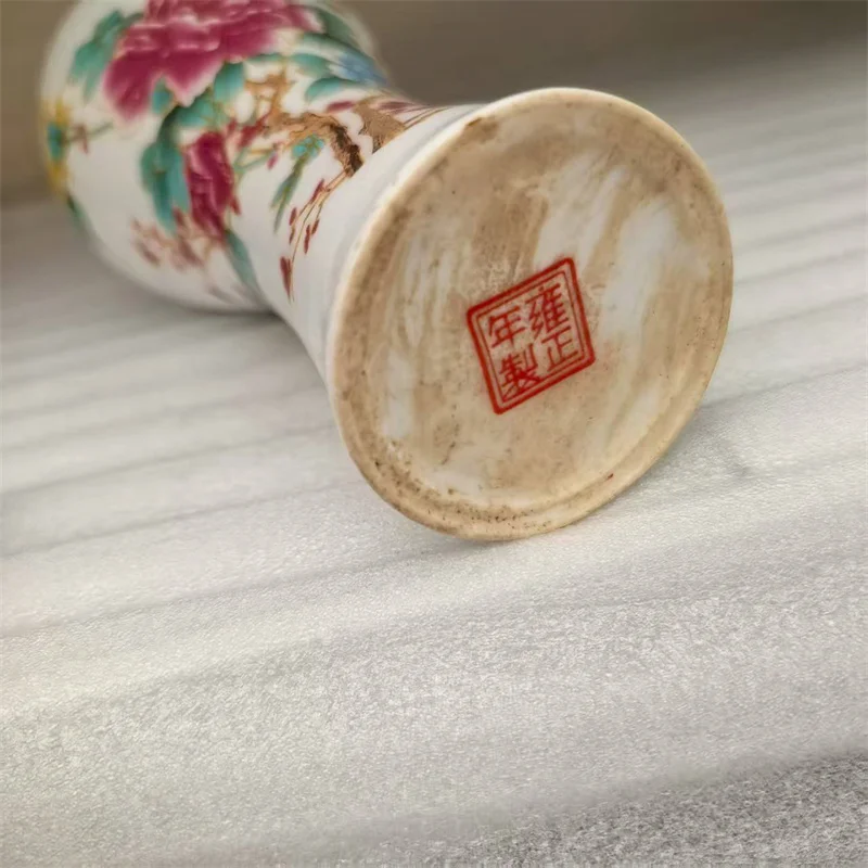 مزهرية من البورسلين الصيني القديم مع زهرة وردية ونمط طيور تصميم الحظ عنصر ديكور آسيوي تقليدي