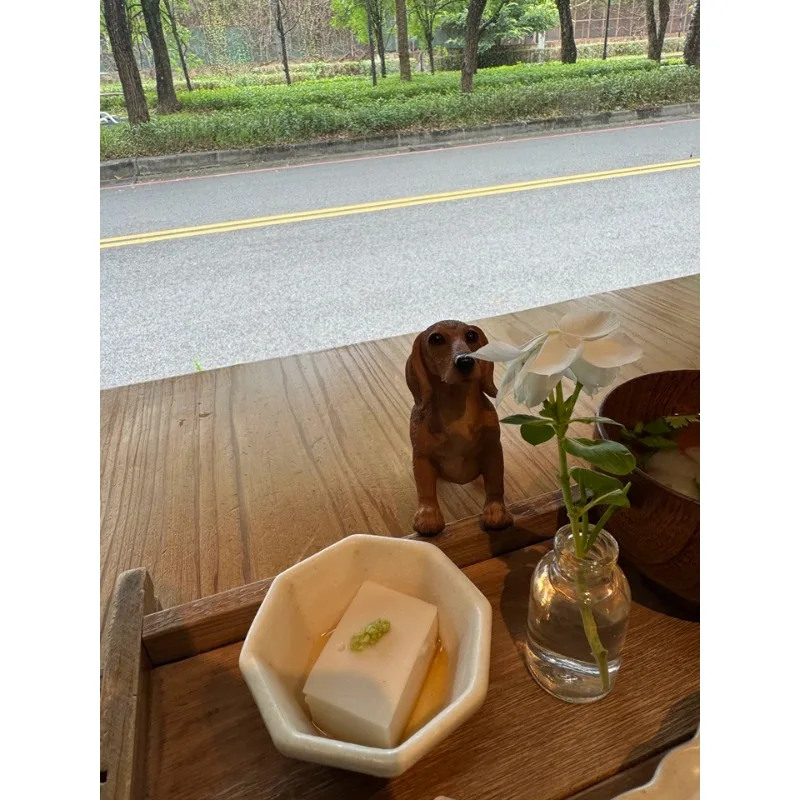 1/6 Scale Standing Posture Dachshund Simulated Resin Dog Animal Model for 12-inch Soldier Toy Figures Collection Accessories