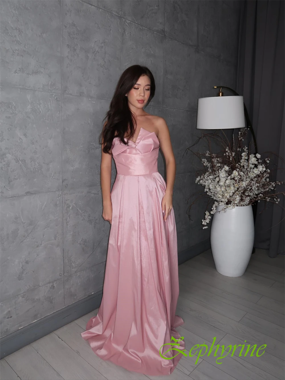 Gaun Malam A-Line Satin Elegan Kustom Gaun Prom Tanpa Lengan Indah Gaun Acara Khusus Kualitas Tinggi
