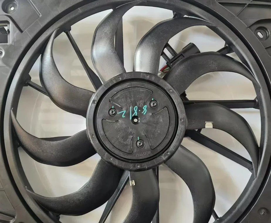 المعدات الأصلية للمروحة (OE8892868422) متوافقة مع مشعاع قطع غيار السيارات 12 فولت و24 فولت L KX11