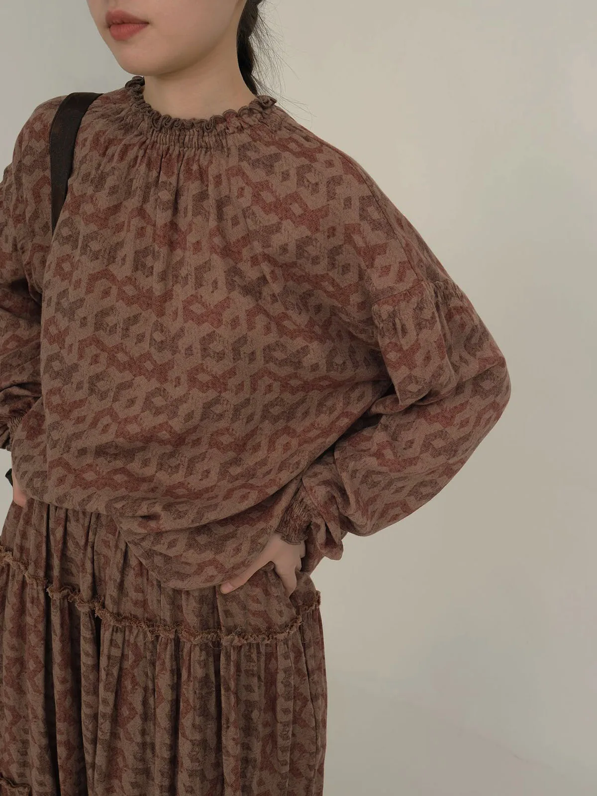 Camicia a maniche lunghe scozzese con maniche a lanterna francese Camicia da donna a maniche lunghe in filato di cotone retrò Colletto elastico Design Senso della maglietta ampia