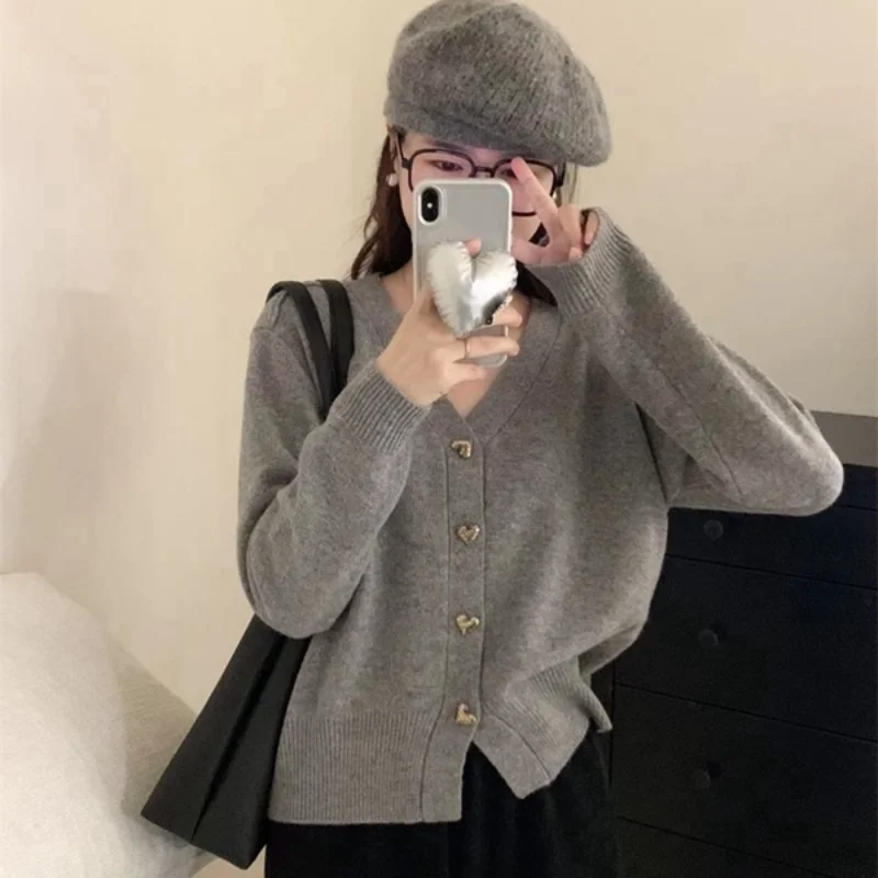 เสื้อคาร์ดิแกนถักนิตติ้งสีแดงเชอร์รี่คอวีติดกระดุมลายหัวใจสำหรับผู้หญิง ดีไซน์ฤดูใบไม้ร่วงฤดูหนาว เน้นสัดส่วนรัดเอว เนื้อผ้านุ่ม