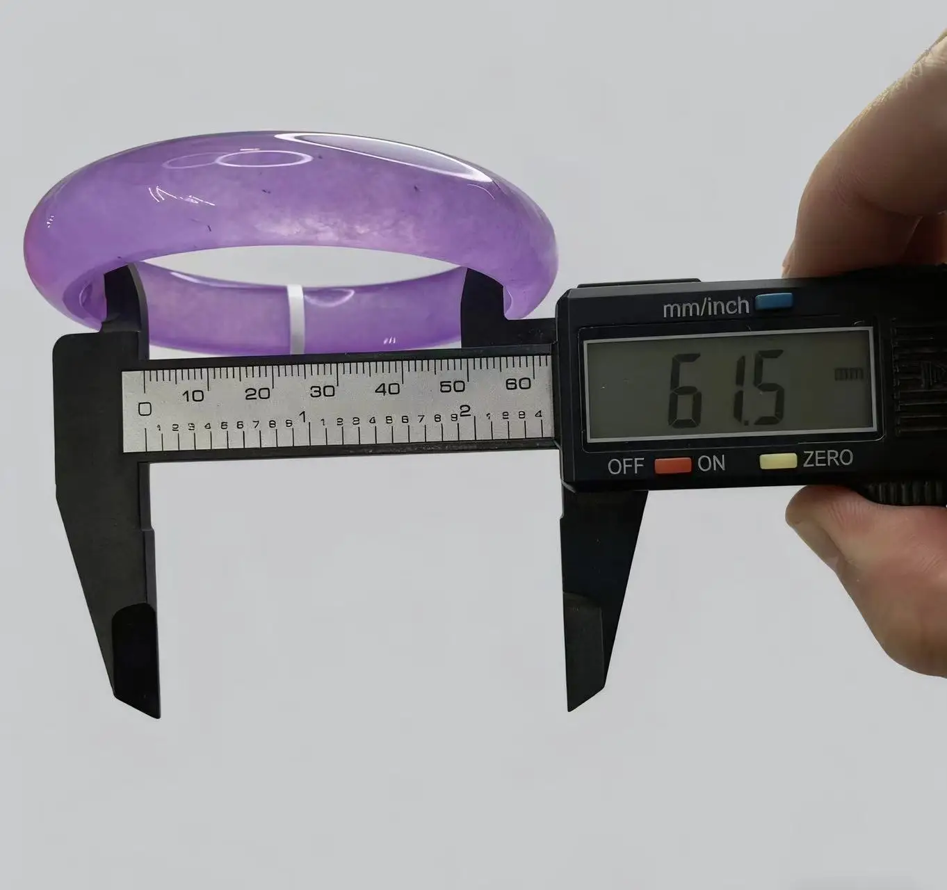 

Один на одной настоящей стрельбе браслета из фиолетового нефрита диаметром 61,5 мм.