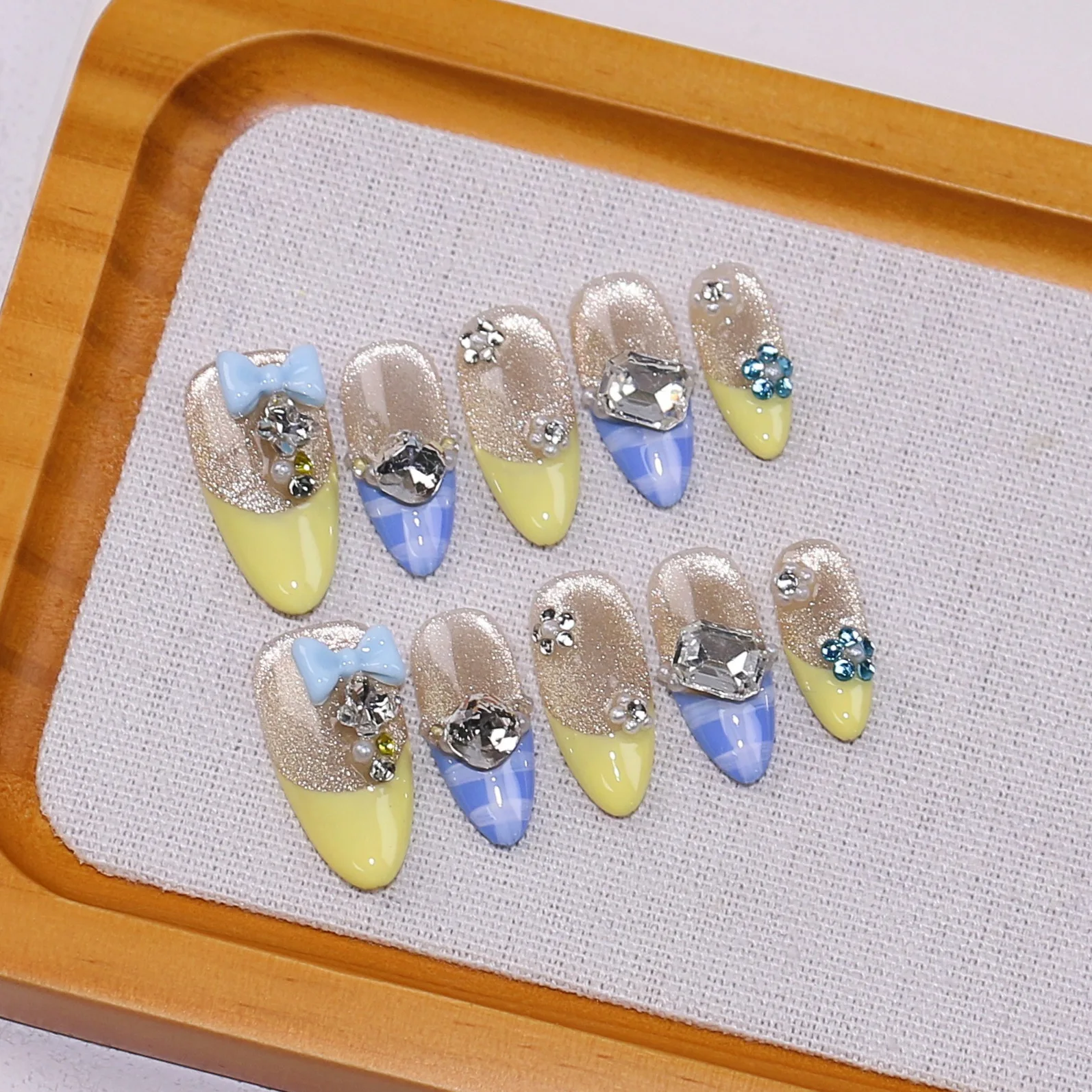 

10 шт., французские ногти ручной работы, блестящие кошачьи глаза, стразы, бант, дизайн, миндалевидные накладные ногти, носимые накладные ногти для девочек