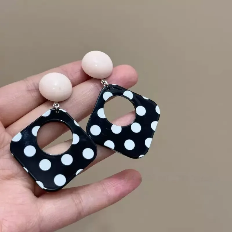 

Hong Kong-Style Retro Earrings for Women: Elegant and Unique Studs and Clips with French-Inspired, Statement-Making Designs