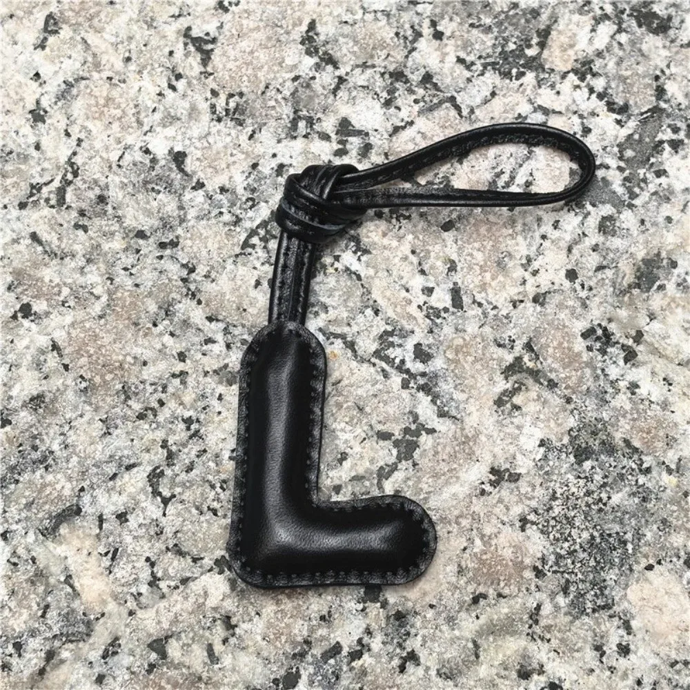 Echtes Schafsleder Alphabet Schlüsselanhänger Hochwertiger 26 Initialen Englischer Buchstaben Taschenanhänger Schwarzer Personalisierter Schlüsselring Anhänger – Detail 3