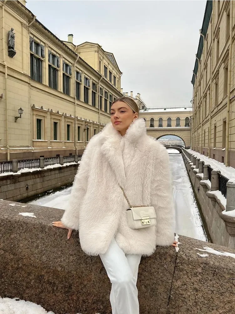 Plush White Faux Fur Cropped Jacket 2025 Trendy Big Lapel Collar Long Sleeves Loose Coat Chic Winter New Commuting Streetwear