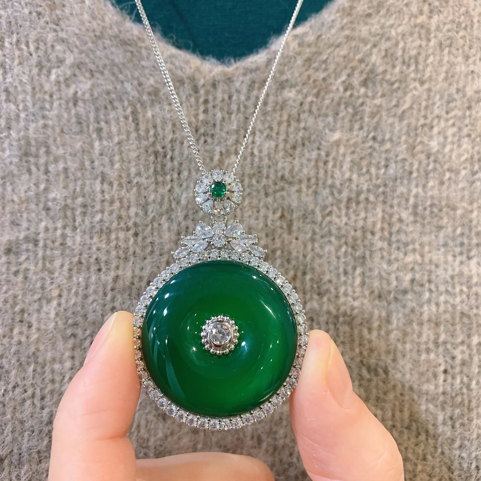HIBRIDE High Quality Light Luxury Green Safety Buckle Pendant Necklace Women's Everyday Jewelry Suitable for Wedding Gifts A-10