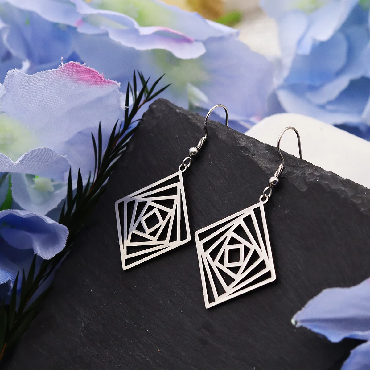 Kinitial Geometrische baumelnde Ohrringe für Frauen und Mädchen, hohles quadratisches Edelstahl-Ohrring in Goldfarbe, Schmuck, Geschenk