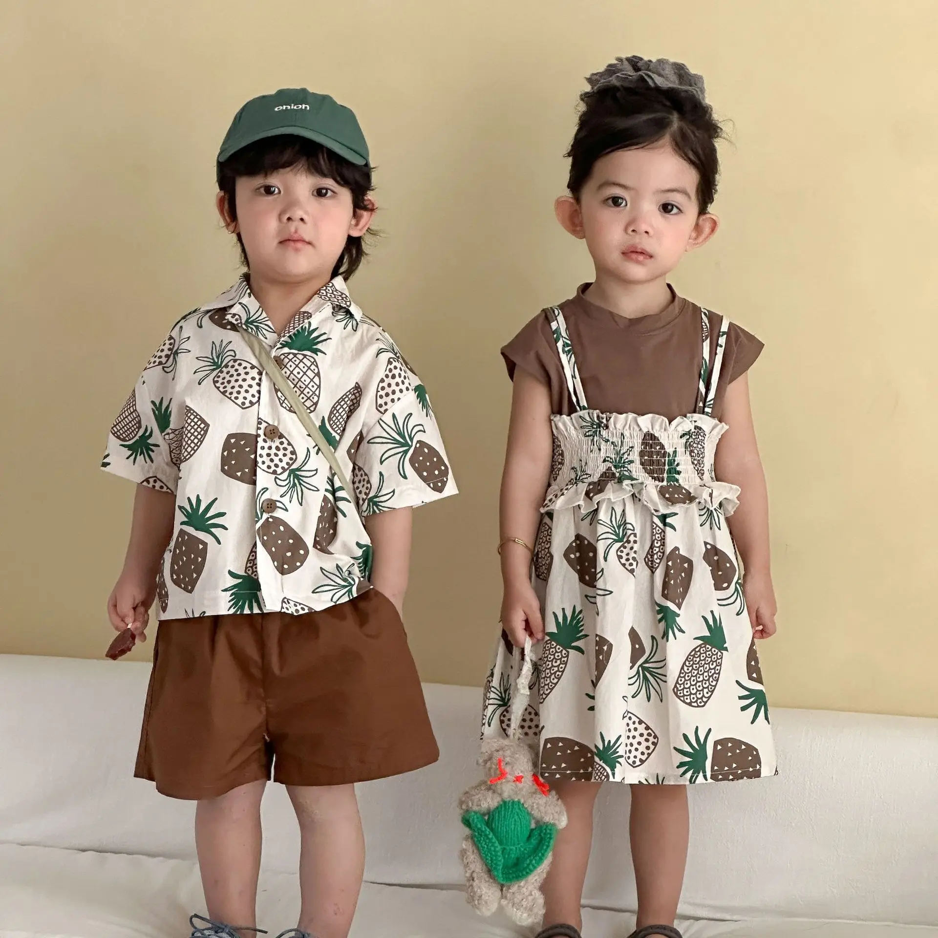 

Летние комплекты для братьев и сестер RAISE: муслиновые костюмы с фруктовым принтом для мальчиков (футболки с коротким рукавом и шорты) и платья для девочек с рюшами на талии