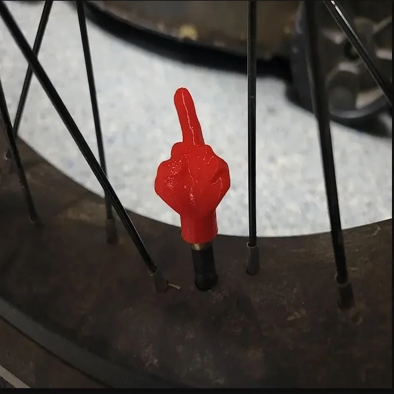 توهج الظلام قضيب صمام الإطارات قبعات مضحك المزحة الجدة اكسسوارات السيارات دراجة نارية السيارات مخصص الديكور ليلة ضوء السلامة جديد