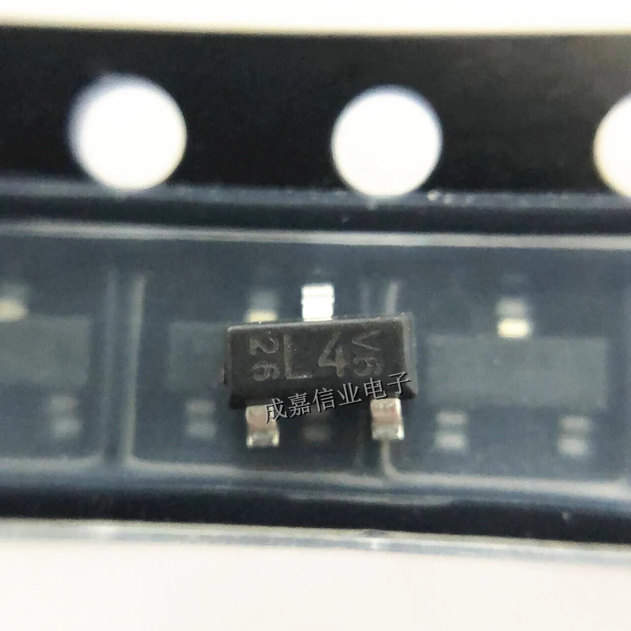 100pcs/Lot BAT54-HE3-08 SOT-23-3 MARKING;L4 Schottky Diodes & Rectifiers 200mA 30 Volt AUTO Operating Temperature:- 55C-+ 125 C