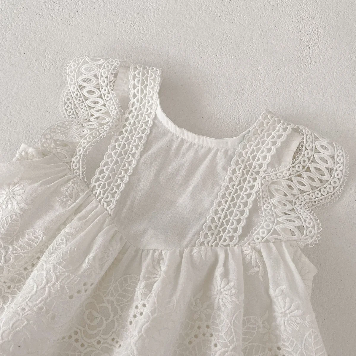 2023 Summer New In Kid 0-24M Pretty Princess Fly Sleeve Lace Hollow-out Emboridery One-piece Infant Newborn Baby Girls Bodysuits