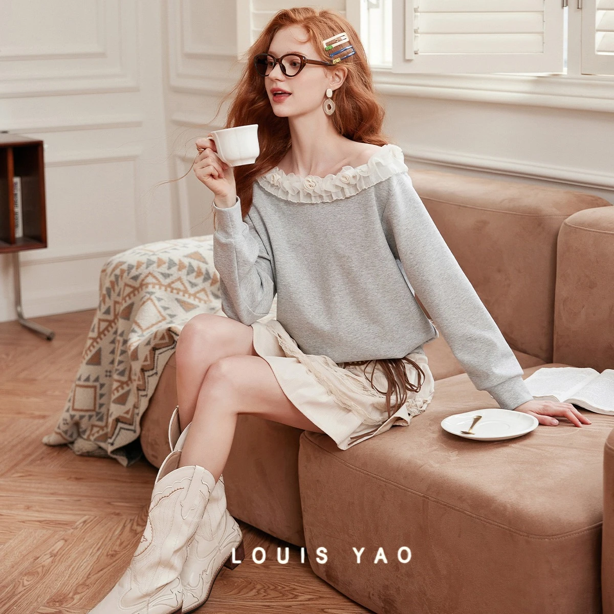 

LOUIS YAO Sloping Shoulder Slash Neck Design Women's Sweatshirts 2025 Autumn Gentle Contrast Color Lace Micro Elastic Pullover