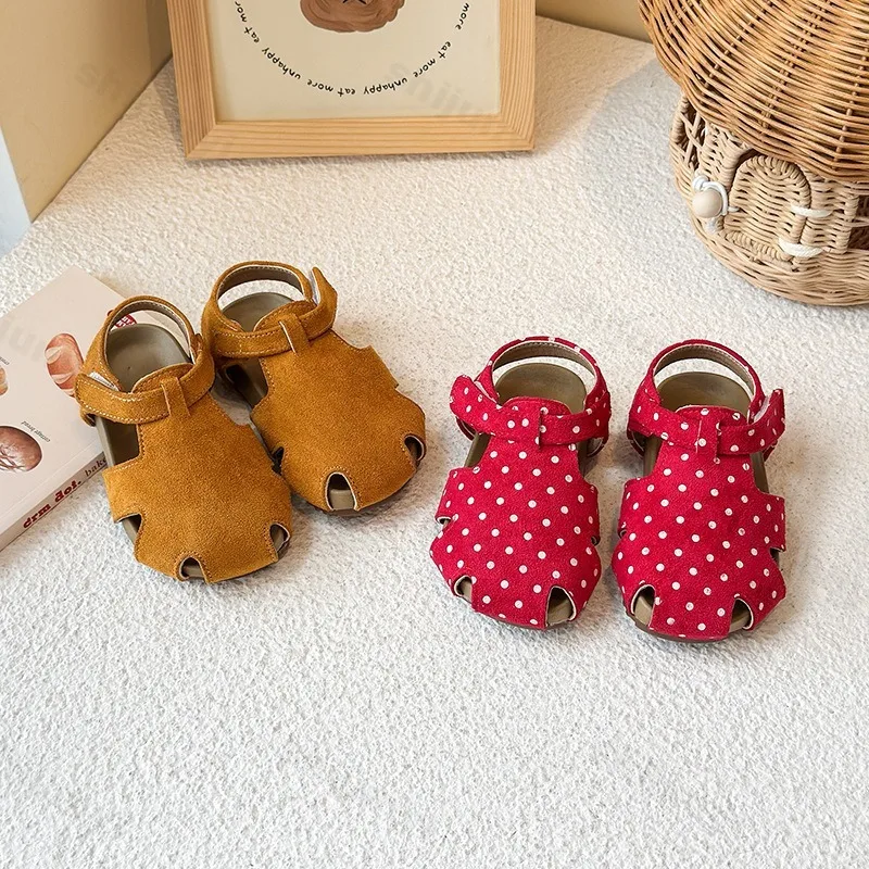 Children Sandals 2026 New Summer Girls' Closed-toe Sandals Polka Dots Fashion Outdoor Beach Shoes Soft Flats Kids Princess Shoes
