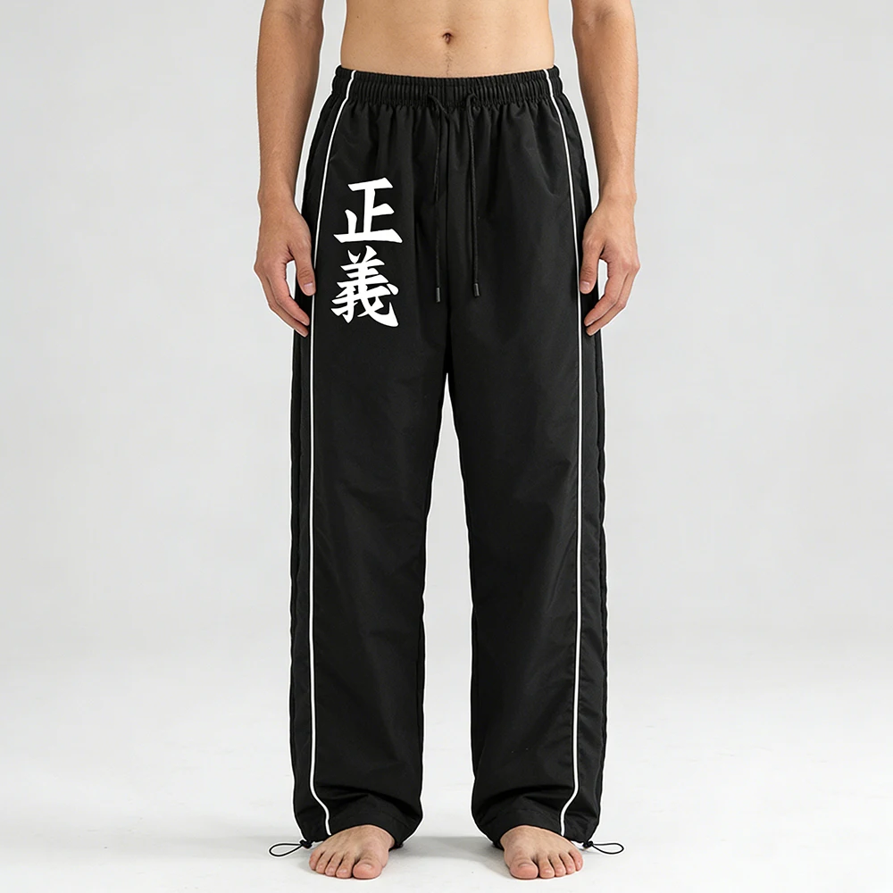 Herren-Sporthose in Schwarz mit chinesischem Schriftzug „Gerechtigkeit“ und weißen Seitenstreifen, Kordelzug, lässige, locker sitzende Hose – Detail 1
