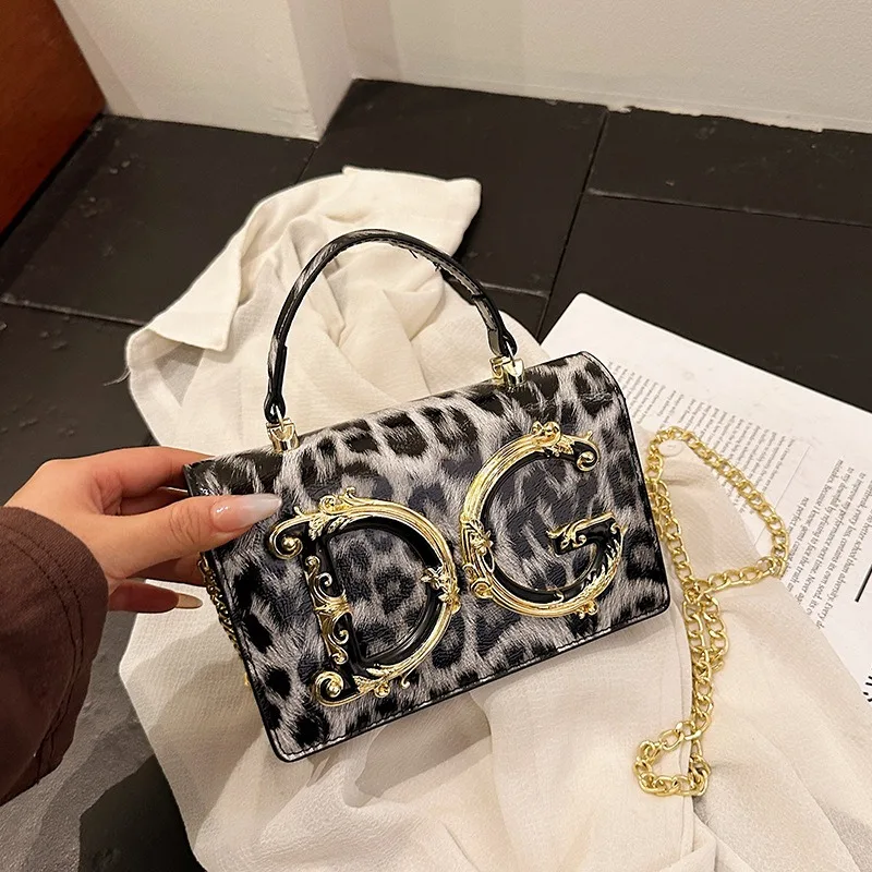 Nuevo Bolso Cuadrado Pequeño Versátil con Cadena de Mano Cruzada Diagonal, Diseño Retro con Patrón de Leopardo en Cuero Lacado