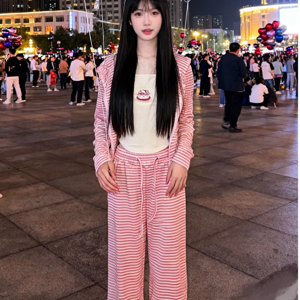 

Полосатый комплект из трех предметов: куртка с капюшоном и ушками кролика, жилет и брюки. Новая модная коллекция Осень 2025.