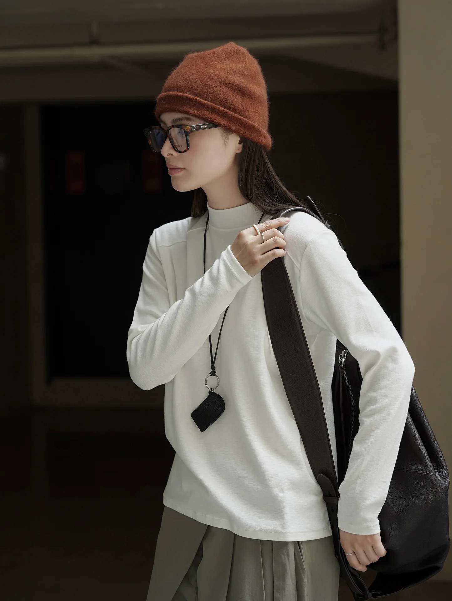 T-shirt casual e minimalista a collo semi alto con maniche lunghe, top comodo da donna snellente e delicato sulla pelle