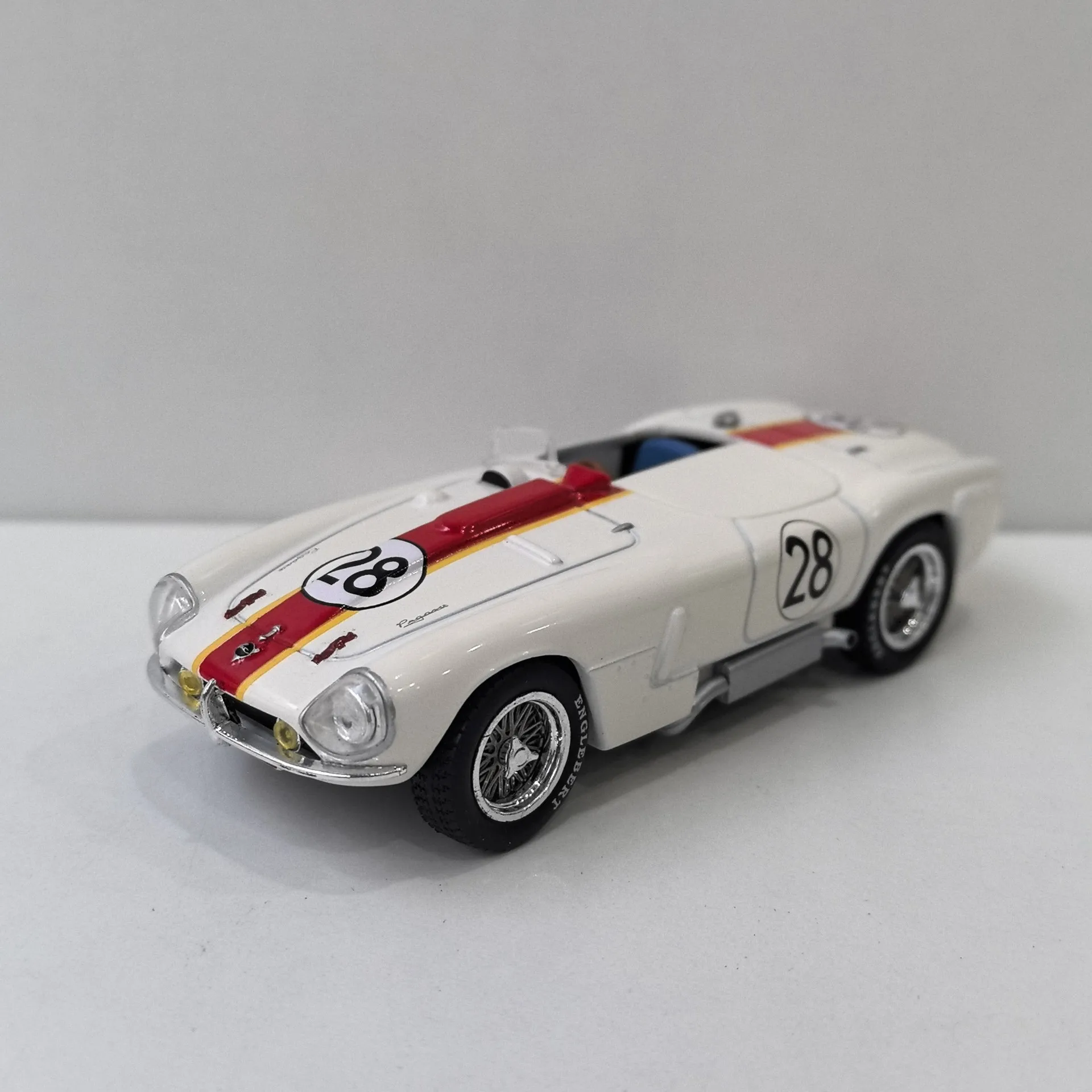 Diecast IXO Escala 1/43 PEGASO Z-102 # 28 Picasso Racing aleación coche modelo coleccionable juguete regalo recuerdo exhibición ornamento