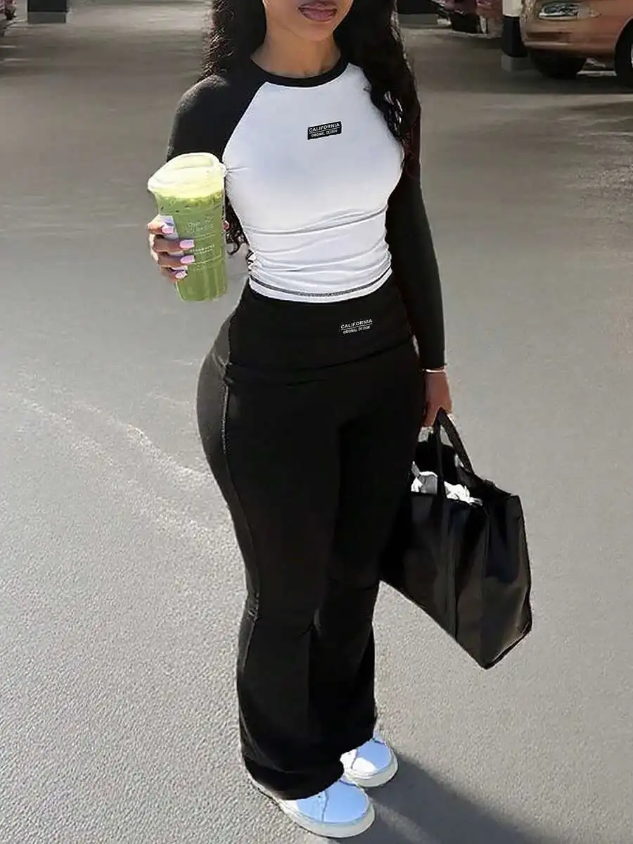 

Женский спортивный комплект из двух предметов с контрастными цветами: укороченный топ и расклешенные леггинсы для повседневной носки