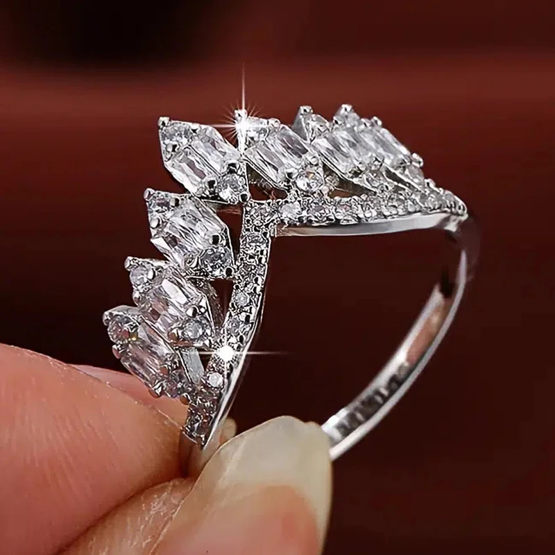 Huitan Chic Krone Form Frauen Ringe Luxus Silber Farbe Gepflastert Kristall Zirkonia Hochzeit Party Mode Schmuck Phantasie Geschenk